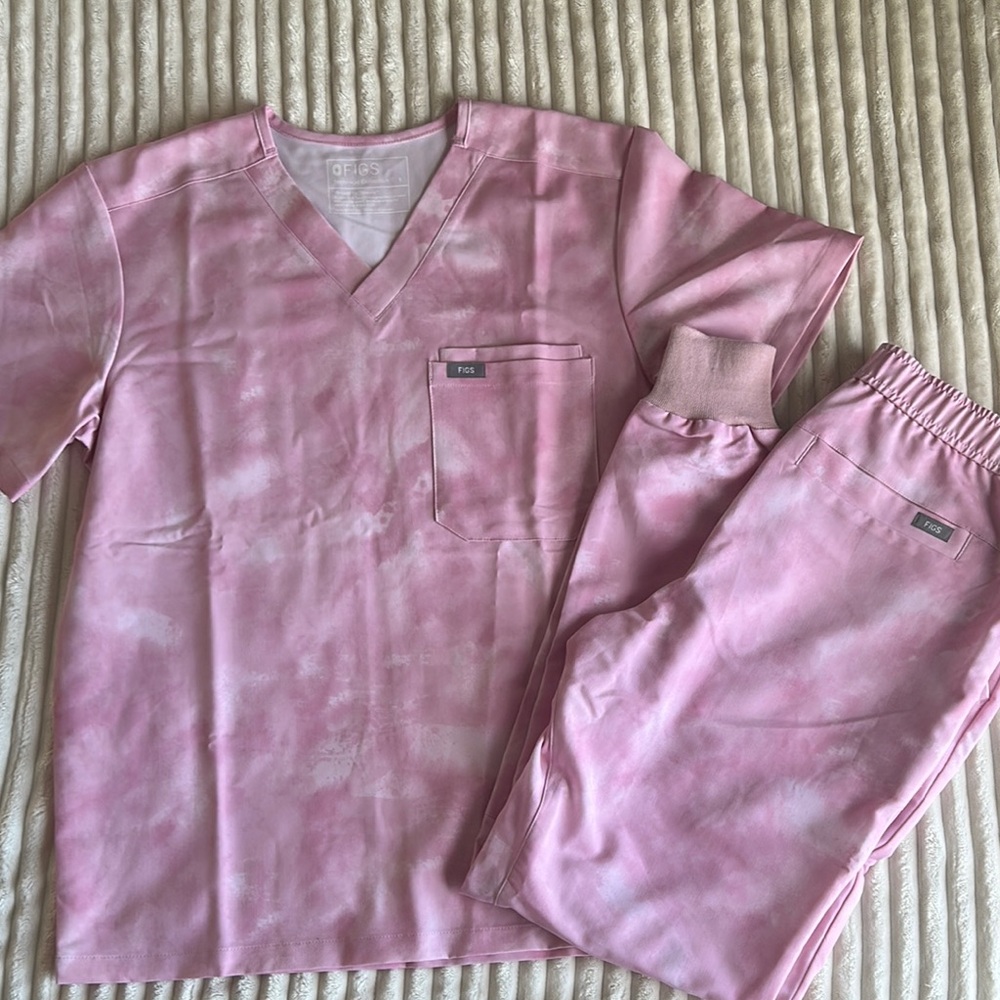 Figs Men’s Marbled Rose Scrub Set